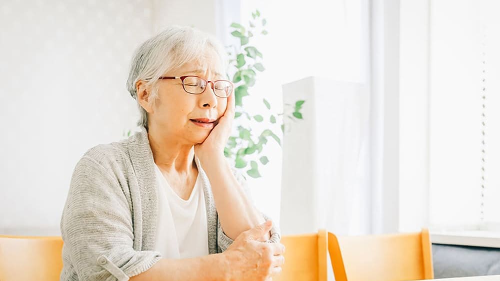噛めない高齢女性