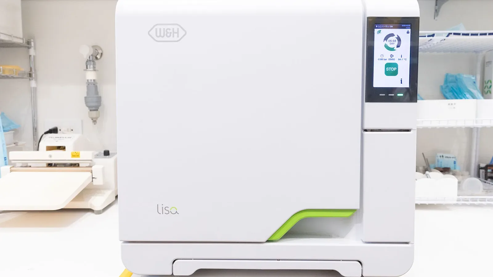 歯科医院の滅菌室に設置されたW&H社のオートクレーブ「lisa」、乾燥サイクル中の操作パネルを表示